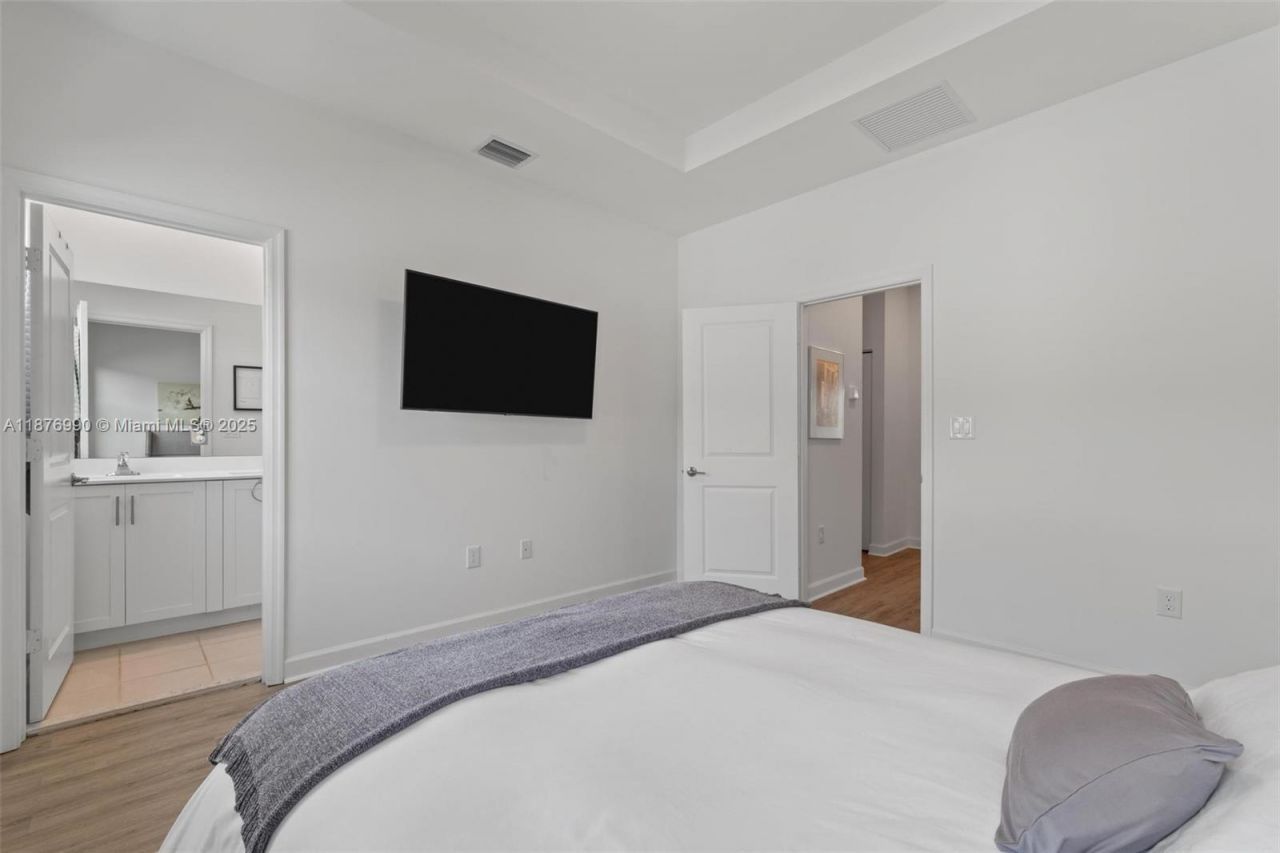 403 NE 212th St, Miami, FL 33179 Photo