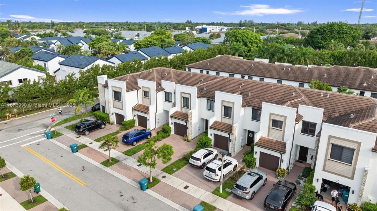 403 NE 212th St, Miami, FL 33179 Photo