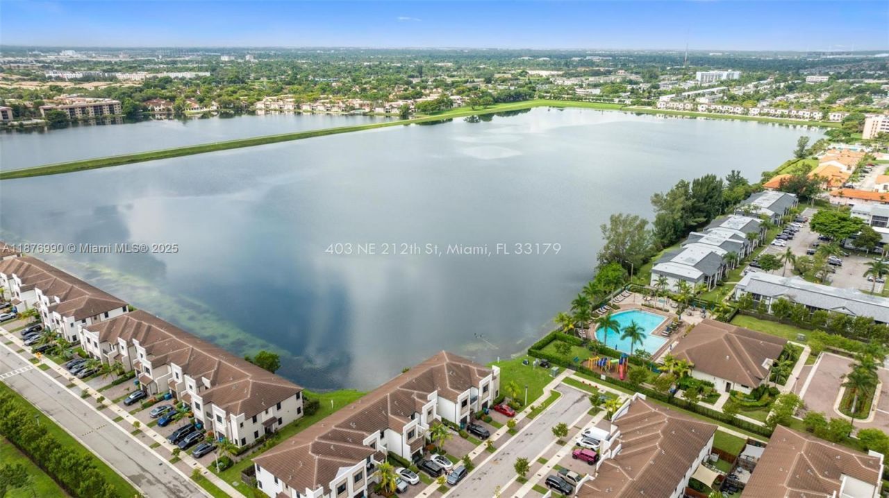 403 NE 212th St, Miami, FL 33179 Photo