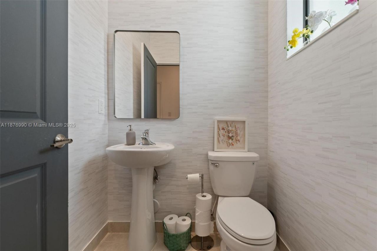 403 NE 212th St, Miami, FL 33179 Photo