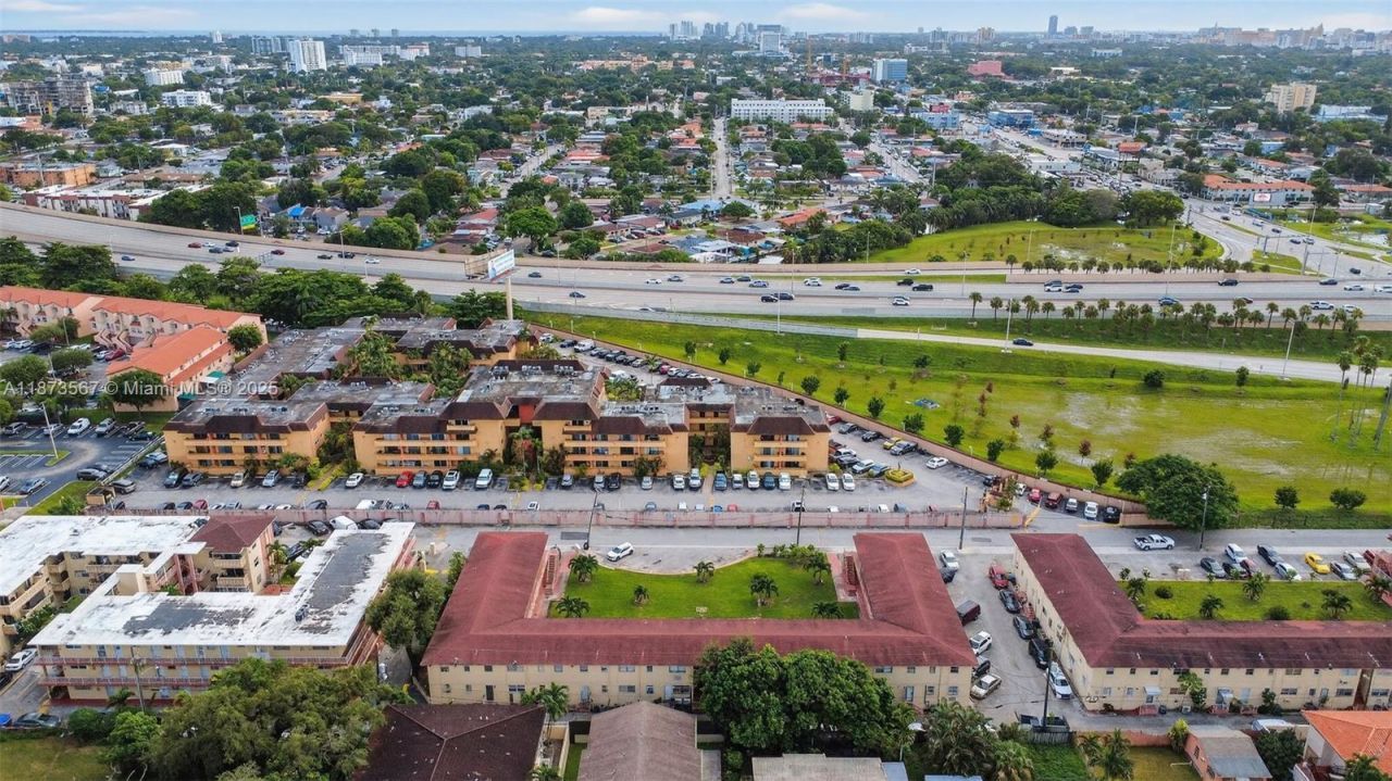 2551 NW 13th St, Unit 10, Miami, FL 33125 Photo
