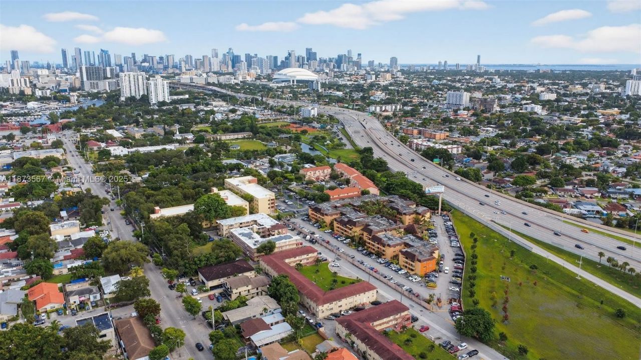2551 NW 13th St, Unit 10, Miami, FL 33125 Photo