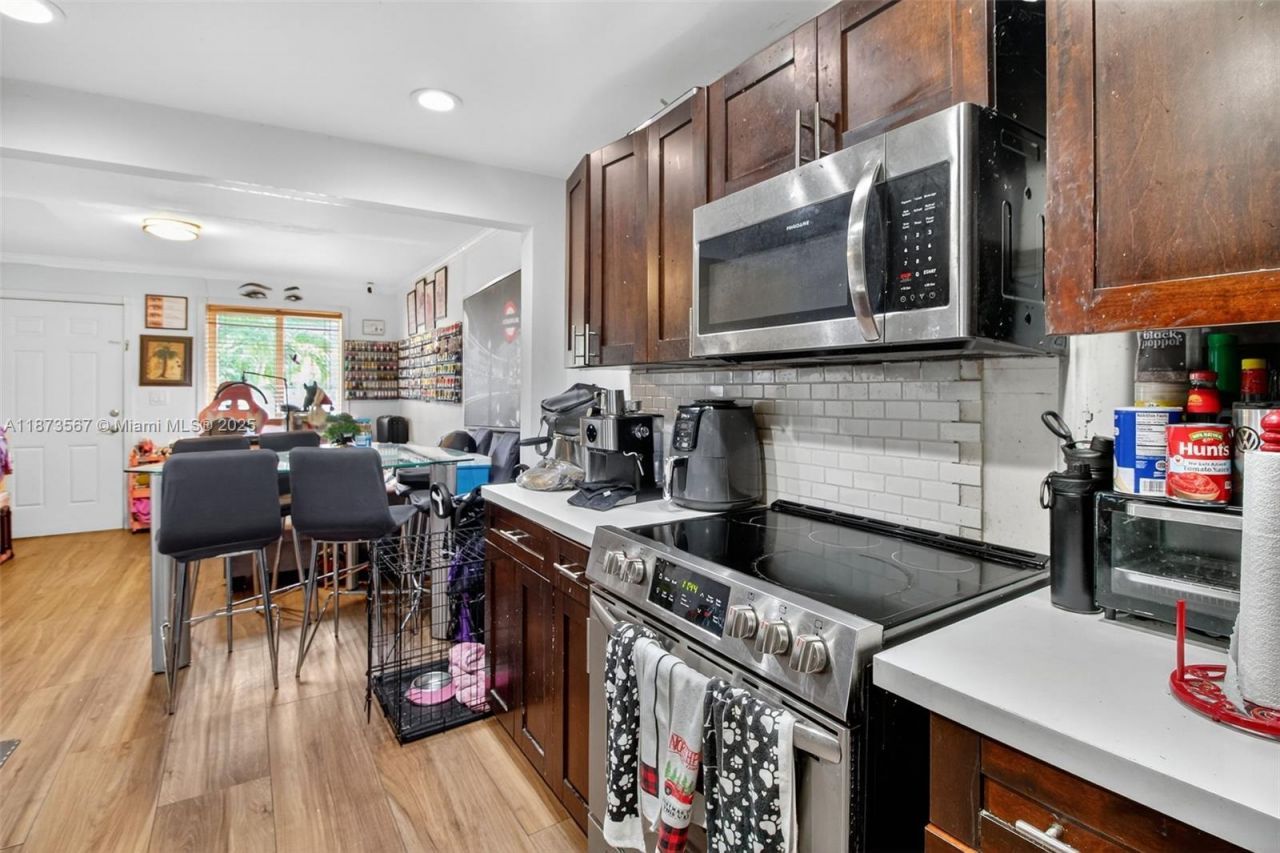 2551 NW 13th St, Unit 10, Miami, FL 33125 Photo