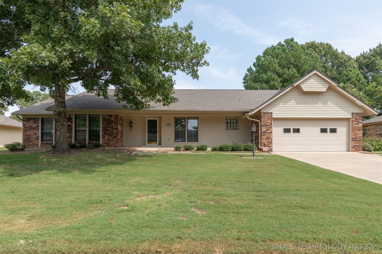 834 Lynwood Lane, Broken Arrow, OK 74011 Main Photo