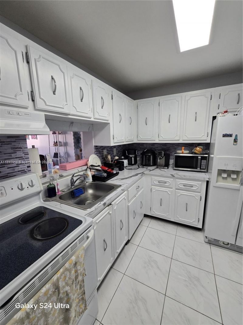 5201 NW 7th St, Unit 609W, Miami, FL 33126 Photo