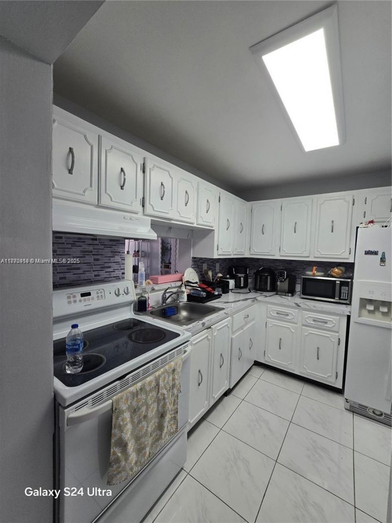 5201 NW 7th St, Unit 609W, Miami, FL 33126 Photo