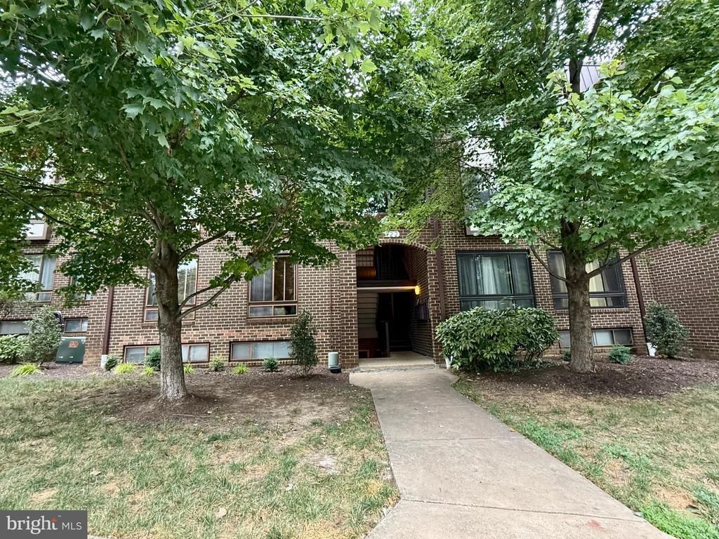 122 Roberts Lane, Unit 400, Alexandria, VA 22314 Main Photo