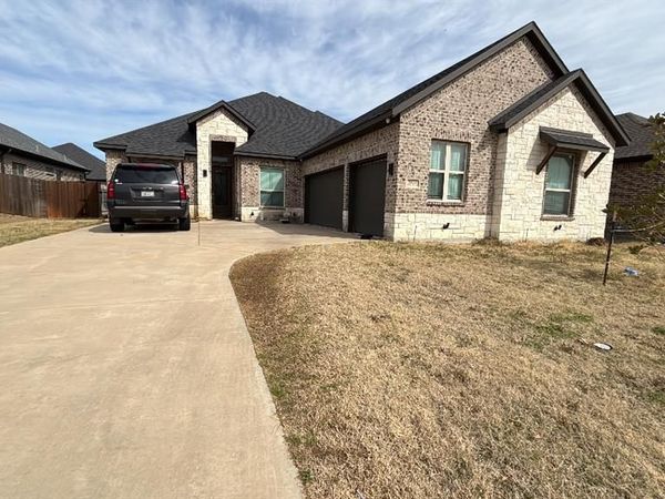 1824 Royal Lake Drive, Grand Prairie, TX 75052