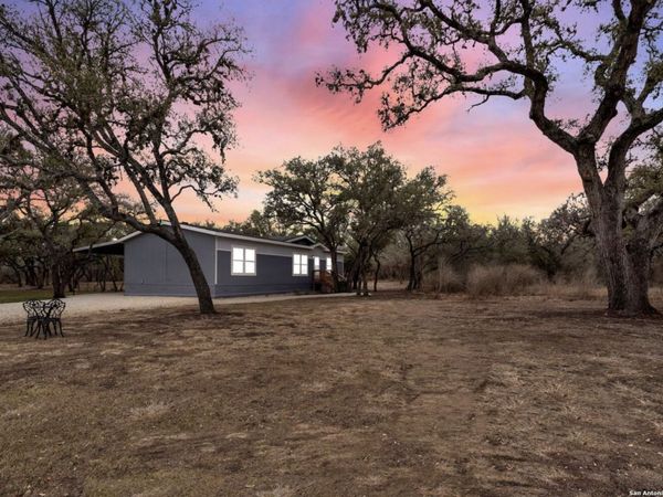 1368 County Road 171, Nixon, TX 78140
