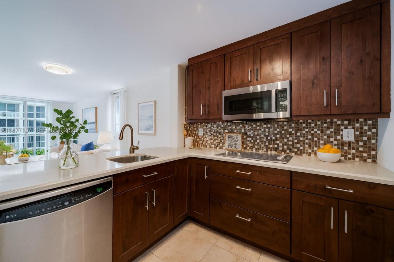 1665 Bay Rd, Unit 521, Miami Beach, FL 33139 Photo