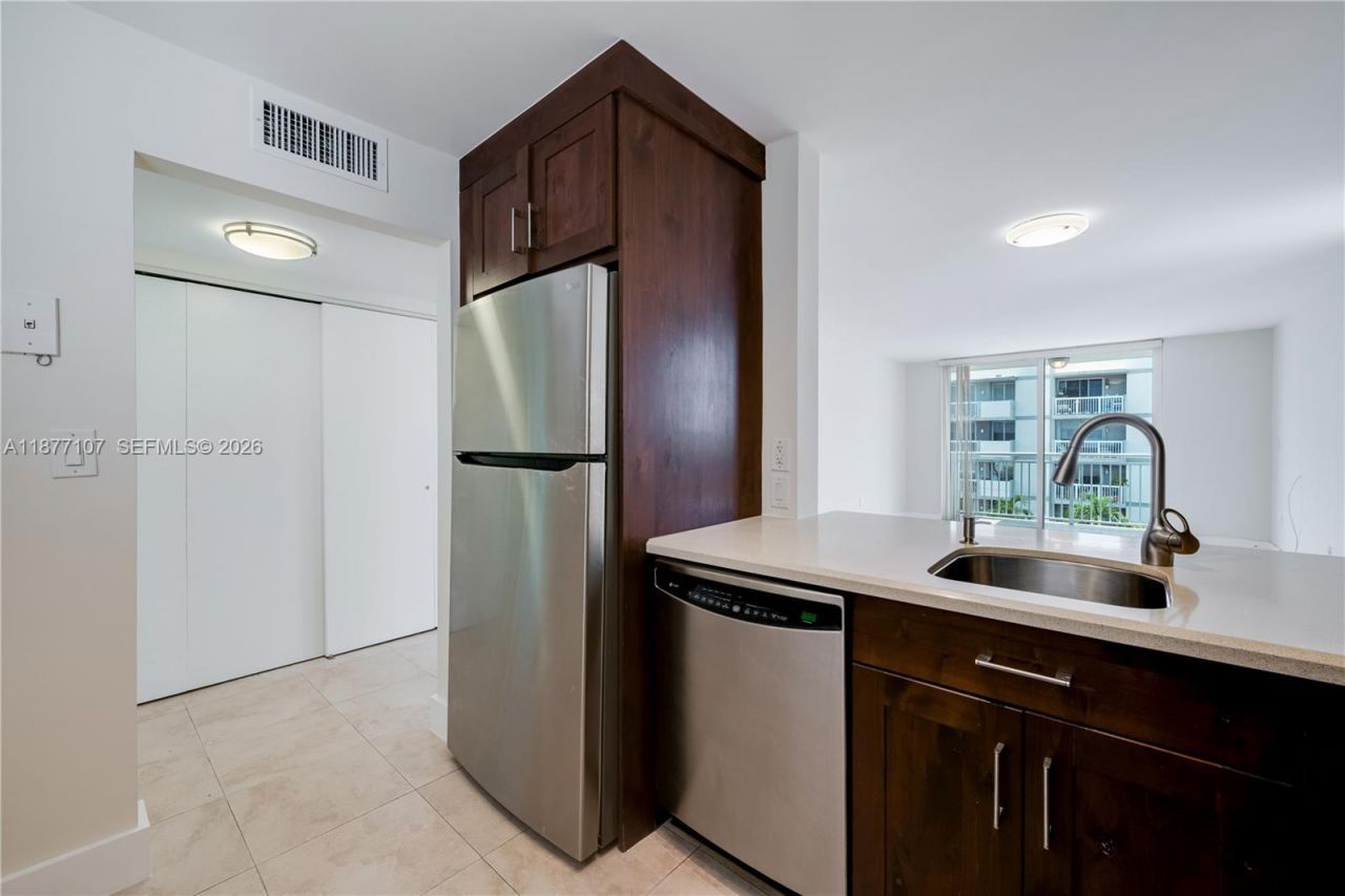 1665 Bay Rd, Unit 521, Miami Beach, FL 33139 Photo