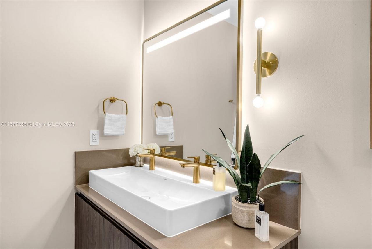 159 NE 6th St, Unit 5112, Miami, FL 33132 Photo