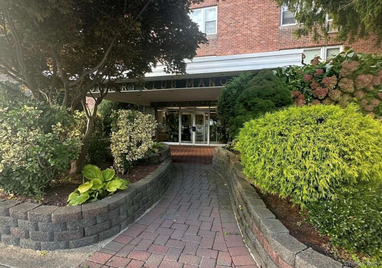 250 W Merrick Road, Unit 2F, Freeport, NY 11520 Main Photo