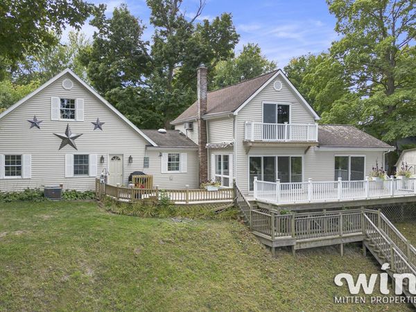 7927 Lakewood Drive, Coloma, MI 49038