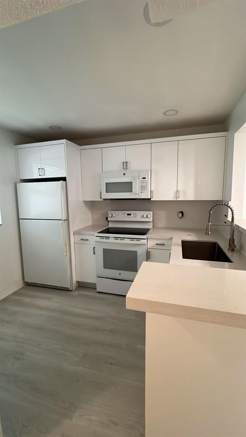 6796 Palmetto Circle, Unit 202, Boca Raton, FL 33433 Photo