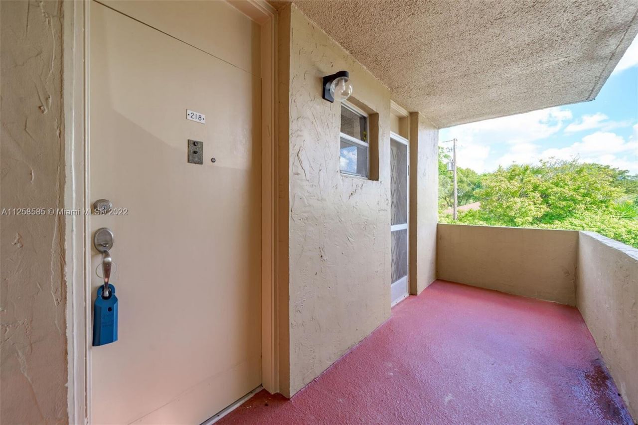 404 NW 68th Avenue, Unit 218, Plantation, FL 33317 Photo