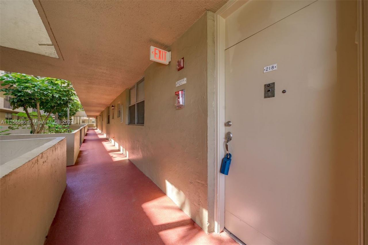 404 NW 68th Avenue, Unit 218, Plantation, FL 33317 Photo