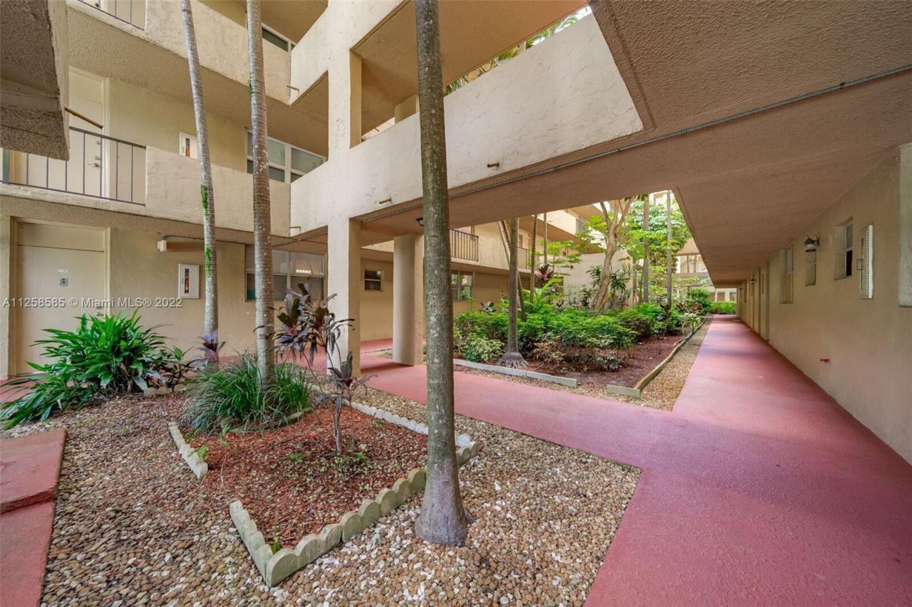 404 NW 68th Avenue, Unit 218, Plantation, FL 33317 Photo