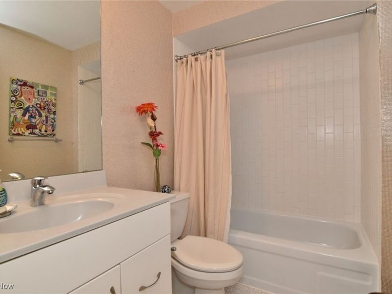 22500 Lake Road, Unit 202, Rocky River, OH 44116 Photo 26