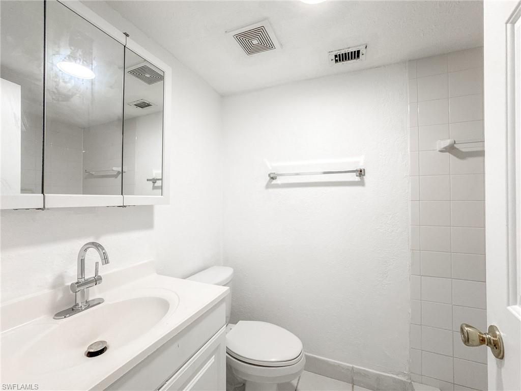 4631 Bayshore Dr, Unit L2, Naples, FL 34112 Photo