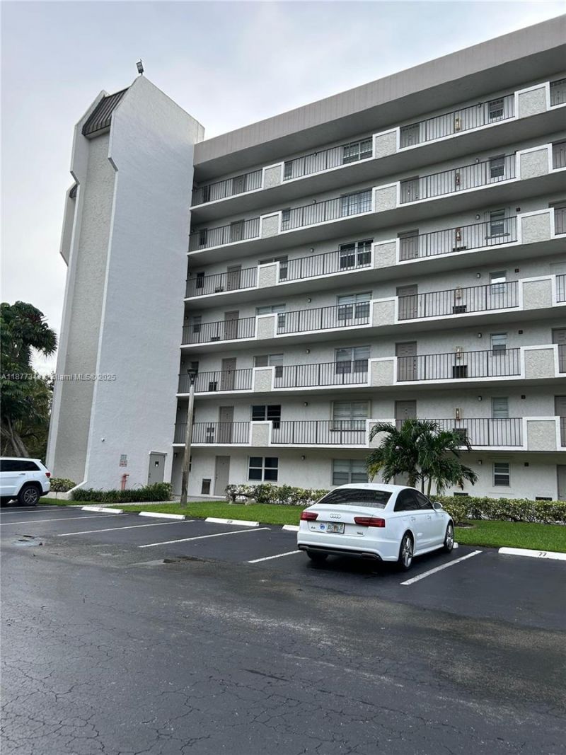 3100 W Rolling Hills Cir, Unit 702, Davie, FL 33328 Photo