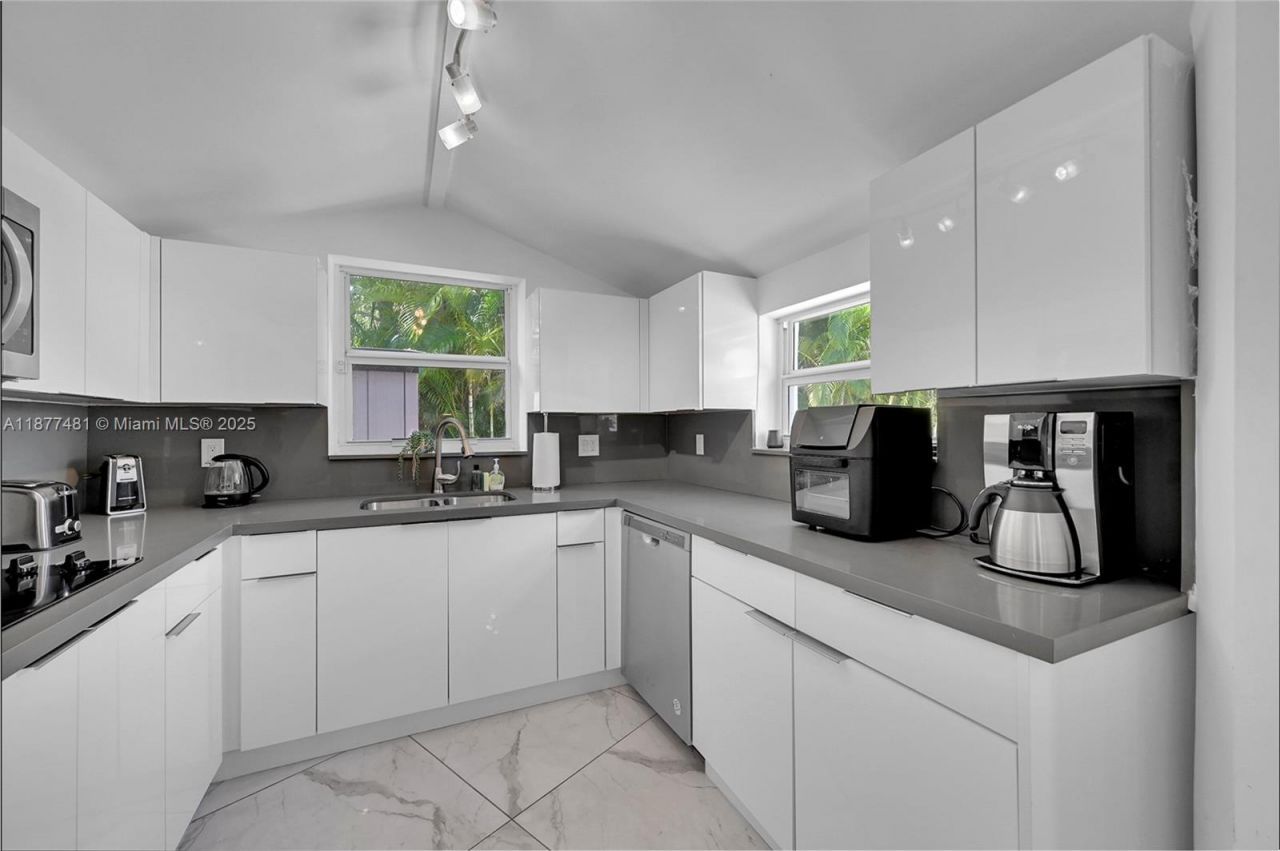 15 NE 95th St, Unit -, Miami Shores, FL 33138 Photo