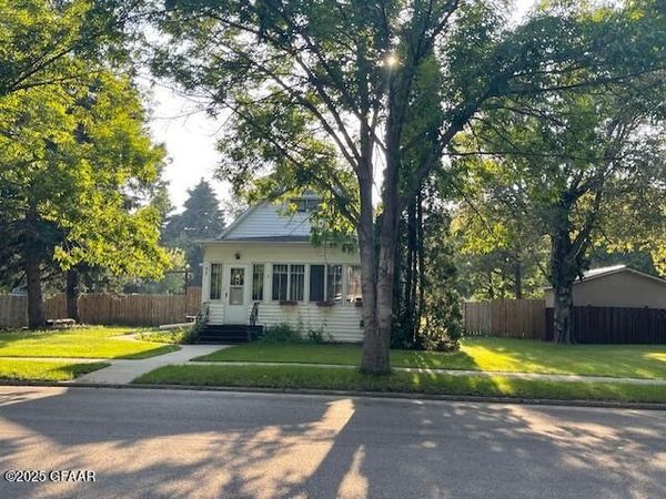 615 BRIGGS Avenue S, Park River, ND 58270