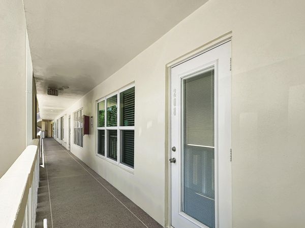 208 Wellington E, West Palm Beach, FL 33417