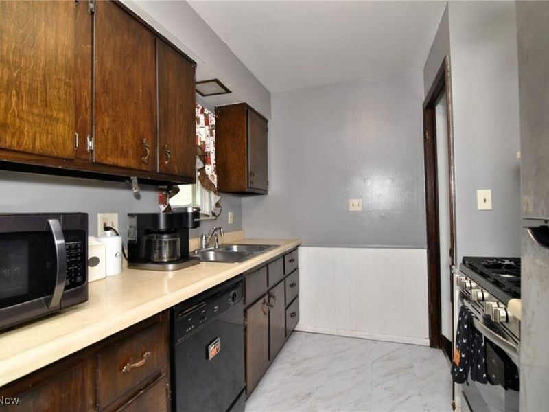 624 Timothy Lane, Cleveland, OH 44109 Photo 11