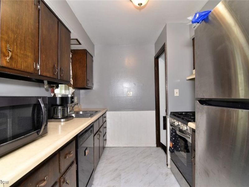 624 Timothy Lane, Cleveland, OH 44109 Photo 12