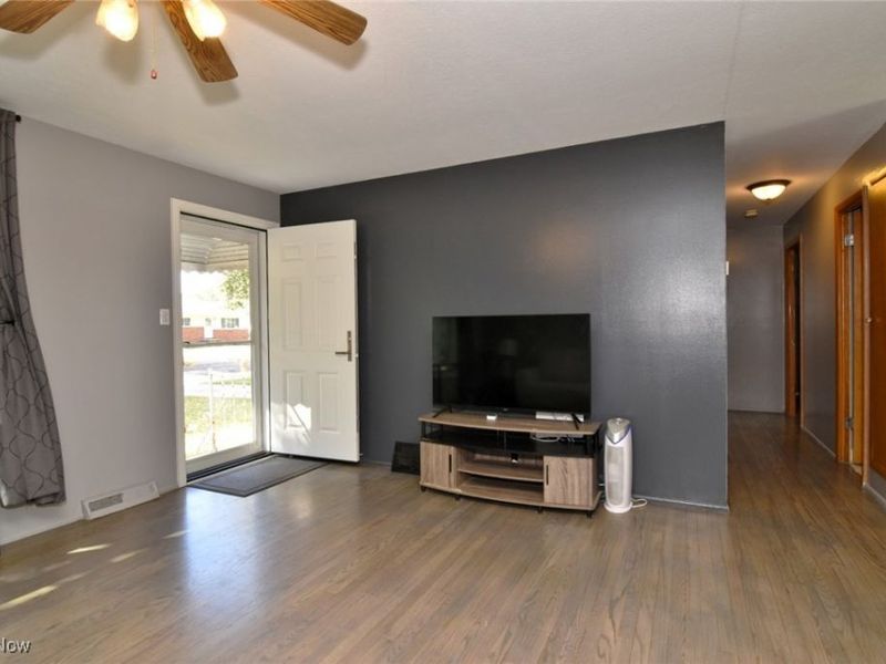 624 Timothy Lane, Cleveland, OH 44109 Photo 6