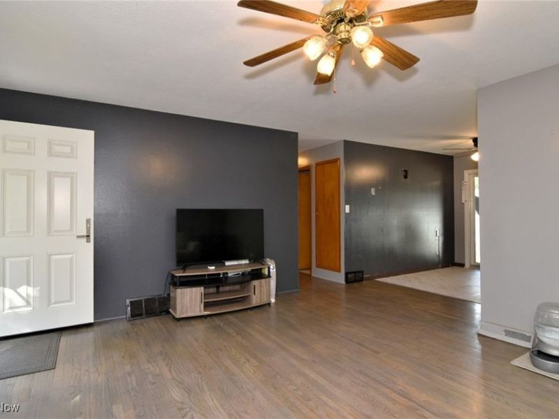 624 Timothy Lane, Cleveland, OH 44109 Photo 7