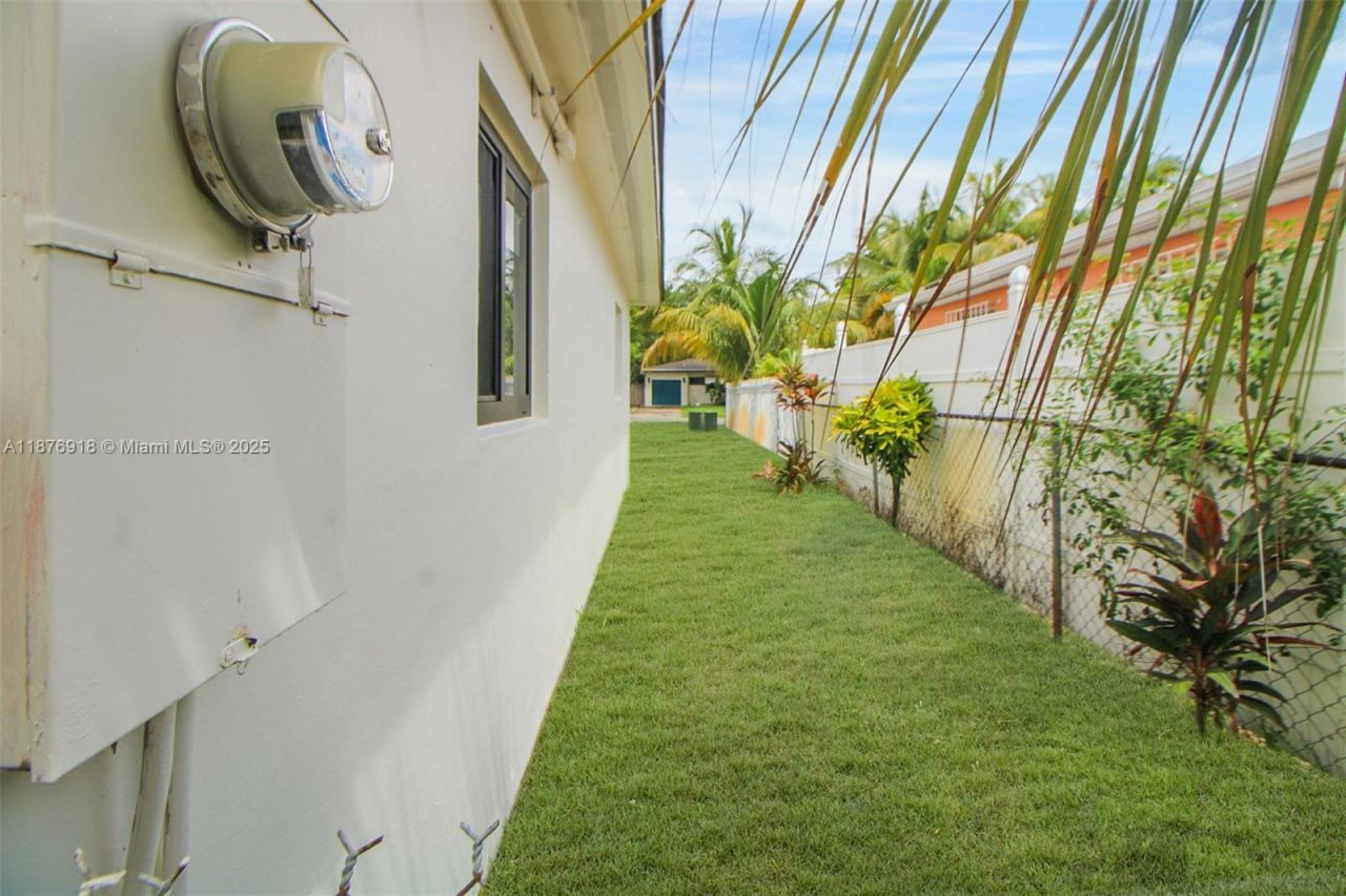 630 NE 143rd St, North Miami, FL 33161 Photo