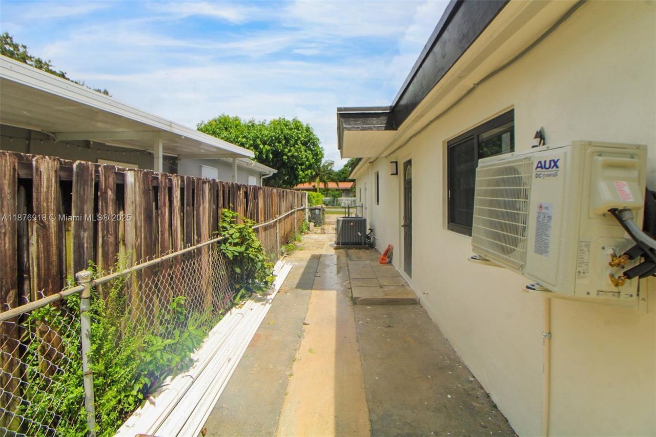 630 NE 143rd St, North Miami, FL 33161 Photo