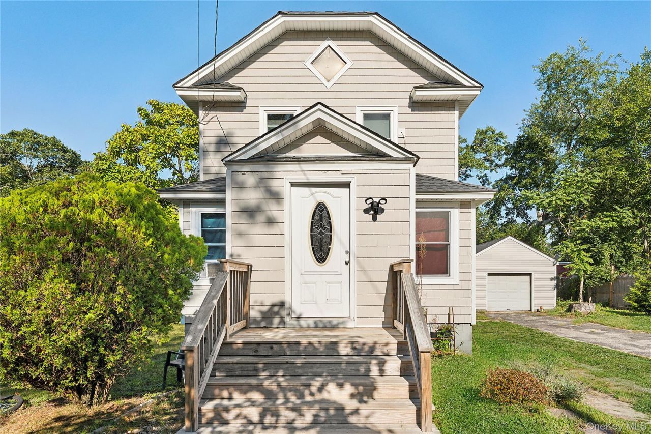 135 Lake Avenue, Flanders, NY 11901 Main Photo