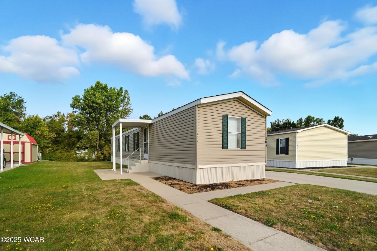 304 Pinewood Circle, Lima, OH 45804 Main Photo