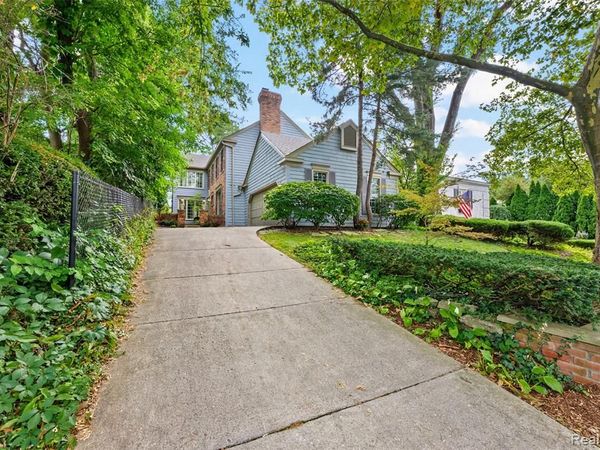 194 Charlevoix Avenue, Grosse Pointe Farms, MI 48236