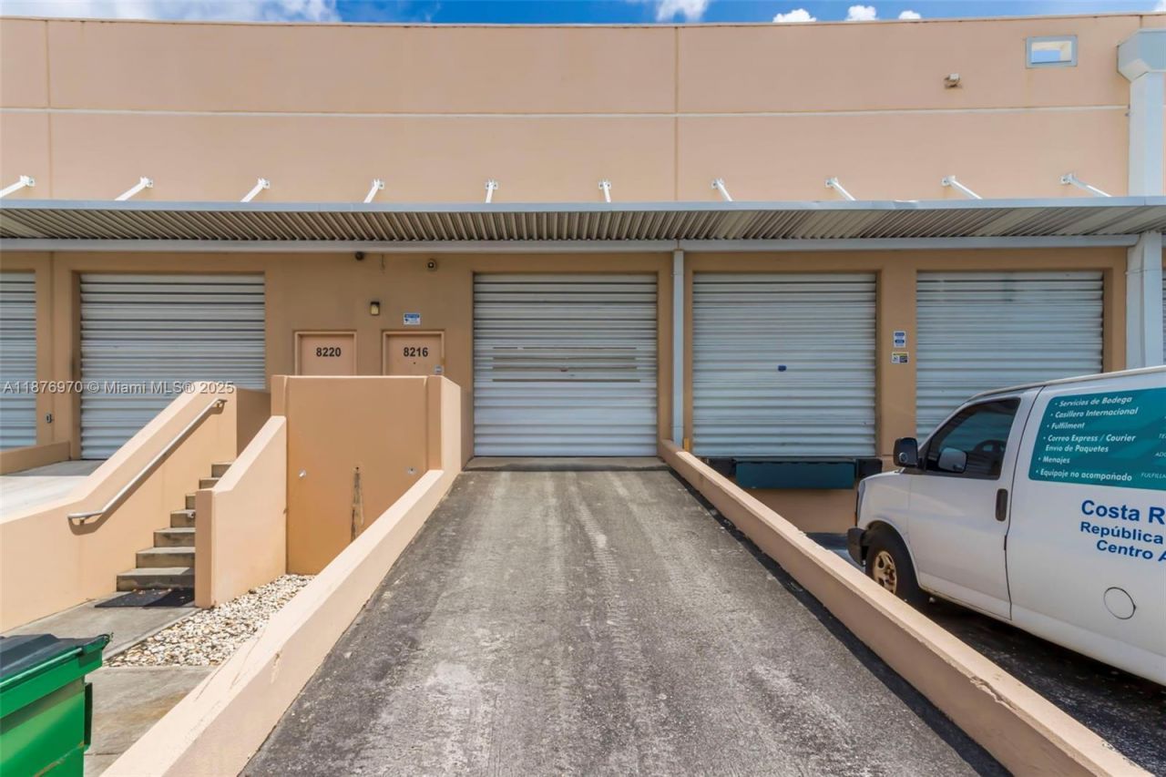 8216 NW 30th Ter, Doral, FL 33122 Photo