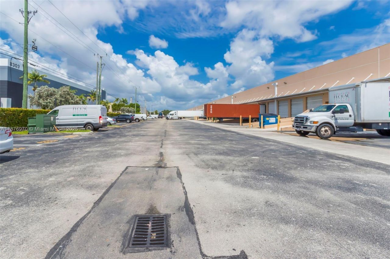 8216 NW 30th Ter, Doral, FL 33122 Photo