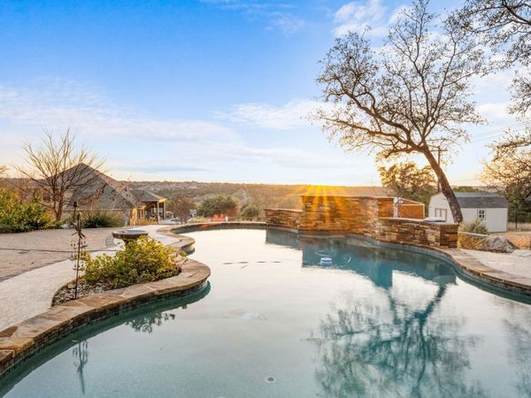 4512 Diamante DR, Spicewood, TX 78669