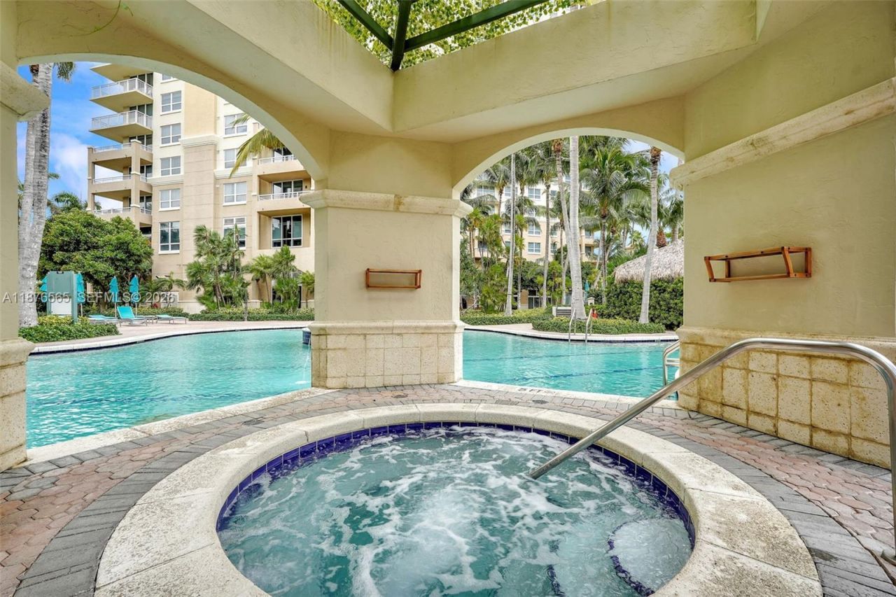 19501 W Country Club Dr, Unit 207, Aventura, FL 33180 Photo