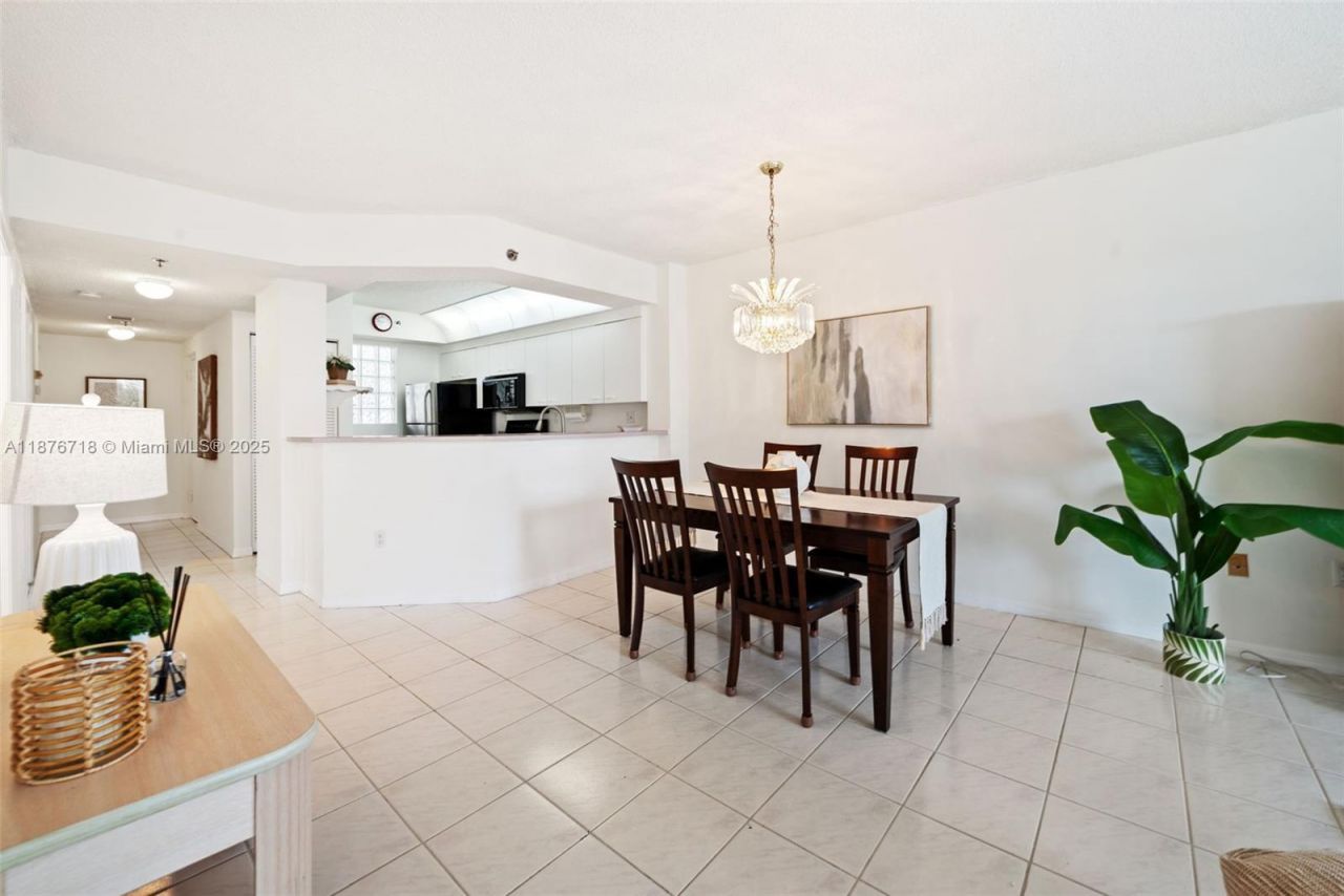 18260 N Bay Rd, Unit 320, Sunny Isles Beach, FL 33160 Photo