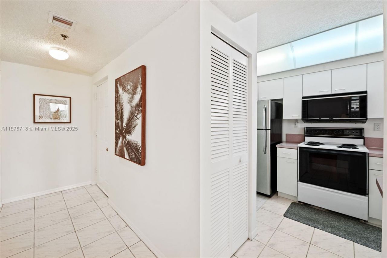 18260 N Bay Rd, Unit 320, Sunny Isles Beach, FL 33160 Photo