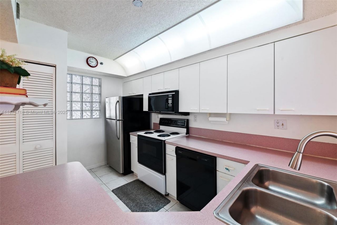 18260 N Bay Rd, Unit 320, Sunny Isles Beach, FL 33160 Photo