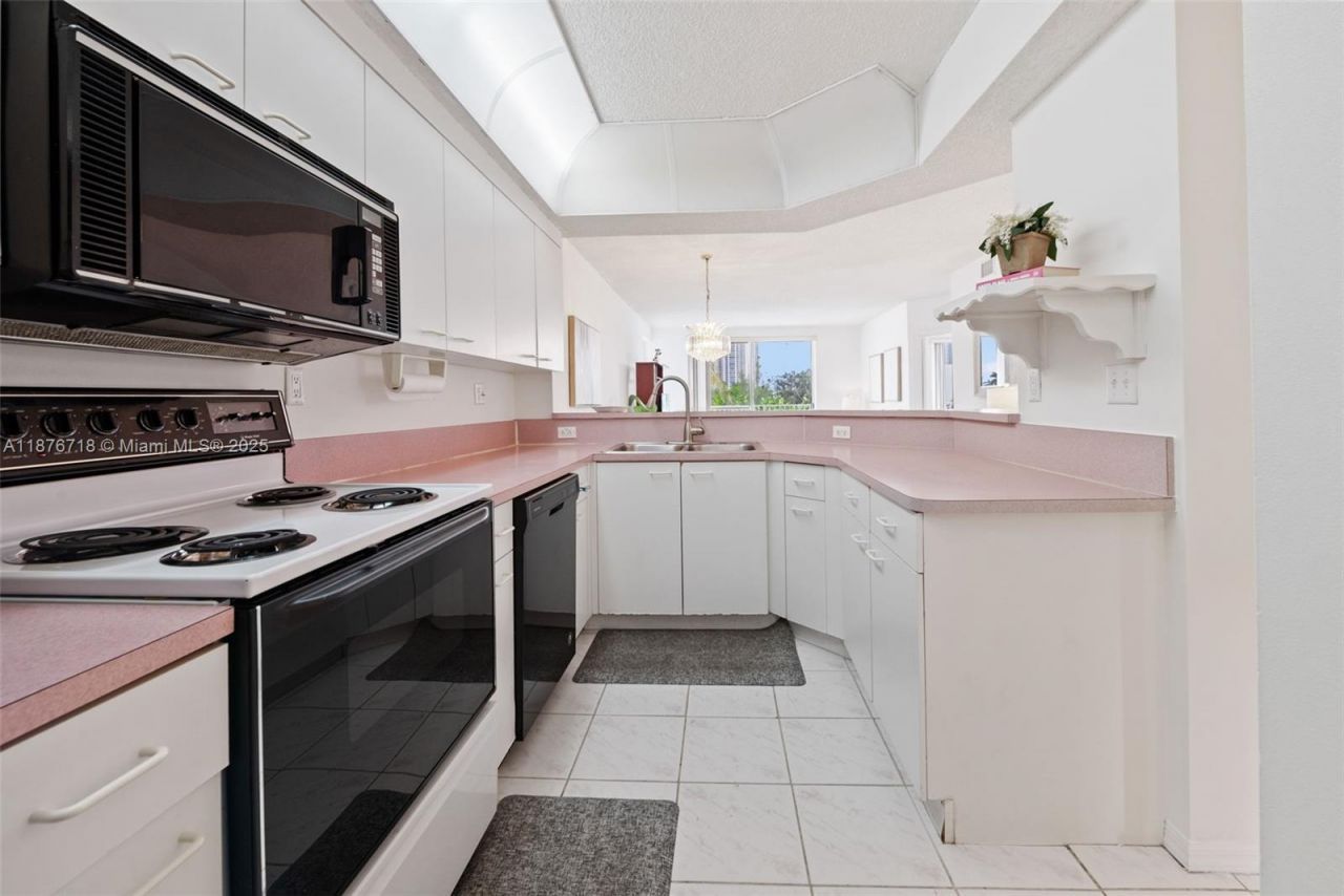 18260 N Bay Rd, Unit 320, Sunny Isles Beach, FL 33160 Photo