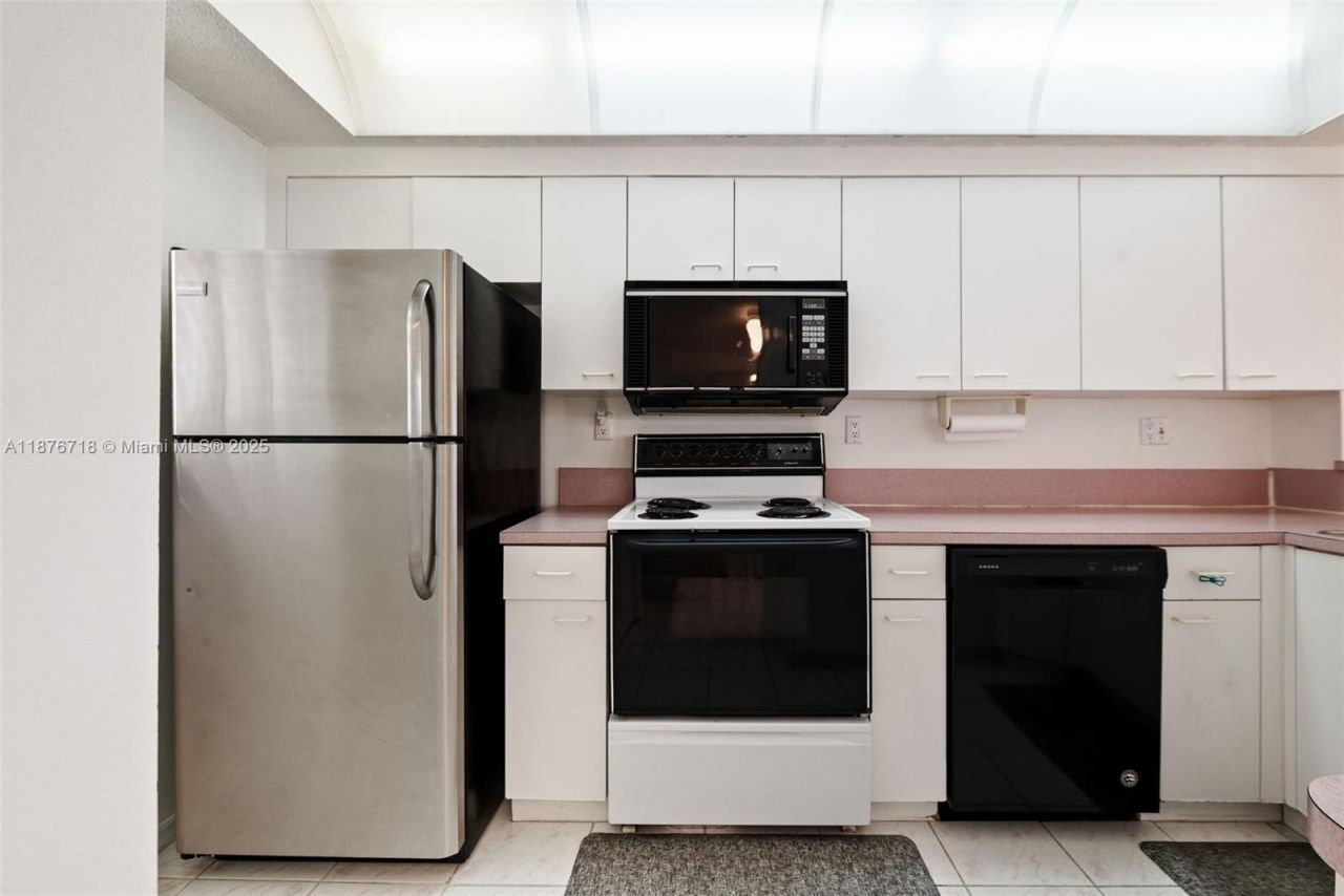 18260 N Bay Rd, Unit 320, Sunny Isles Beach, FL 33160 Photo