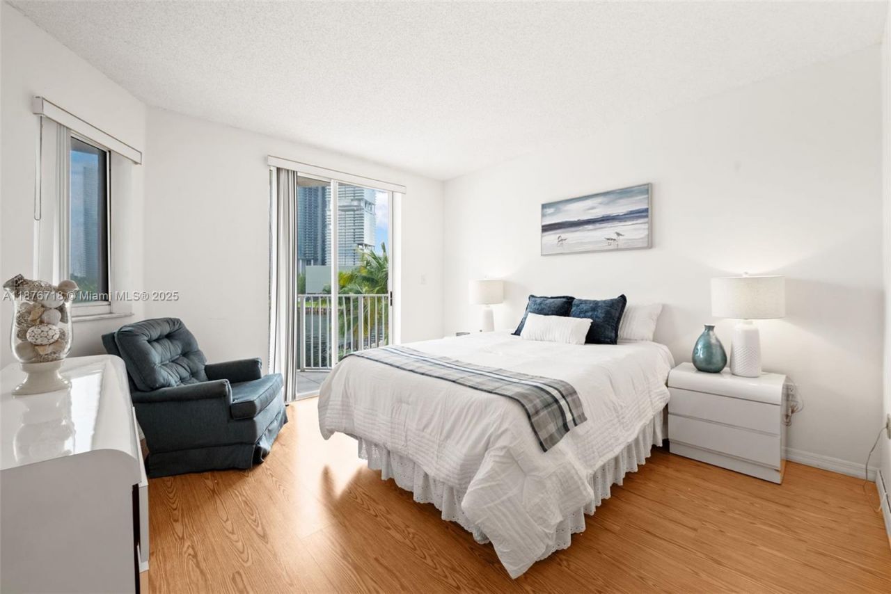 18260 N Bay Rd, Unit 320, Sunny Isles Beach, FL 33160 Photo