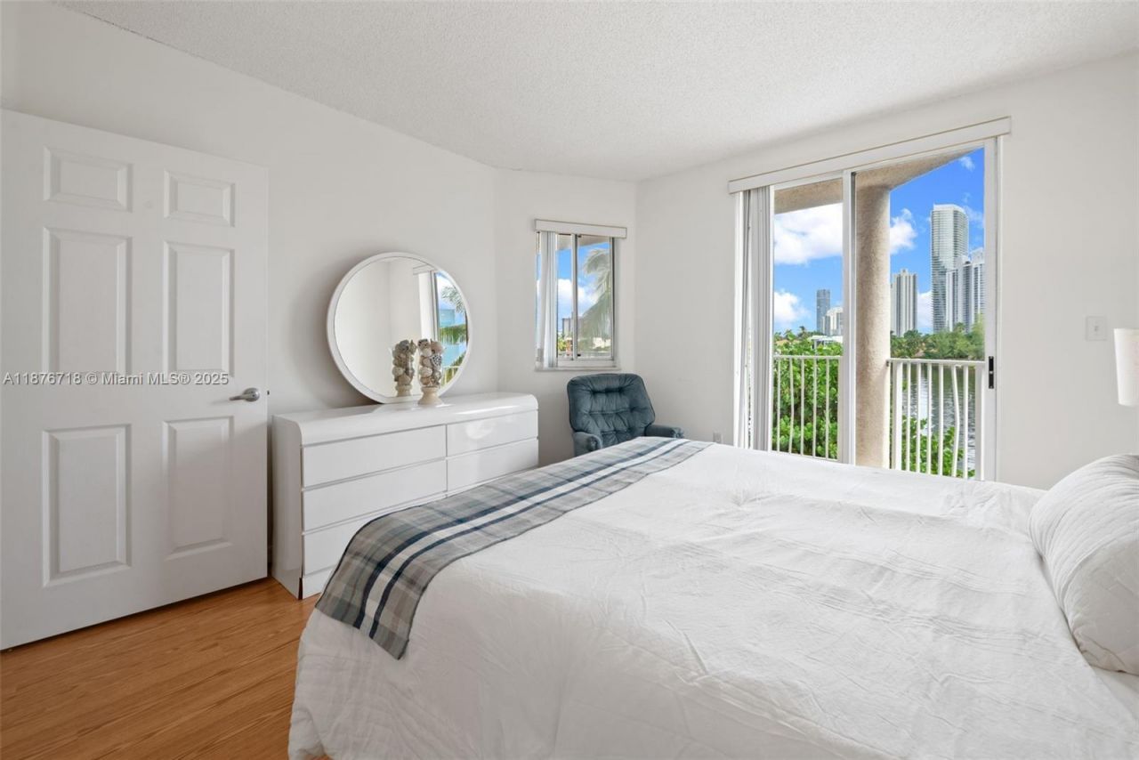 18260 N Bay Rd, Unit 320, Sunny Isles Beach, FL 33160 Photo