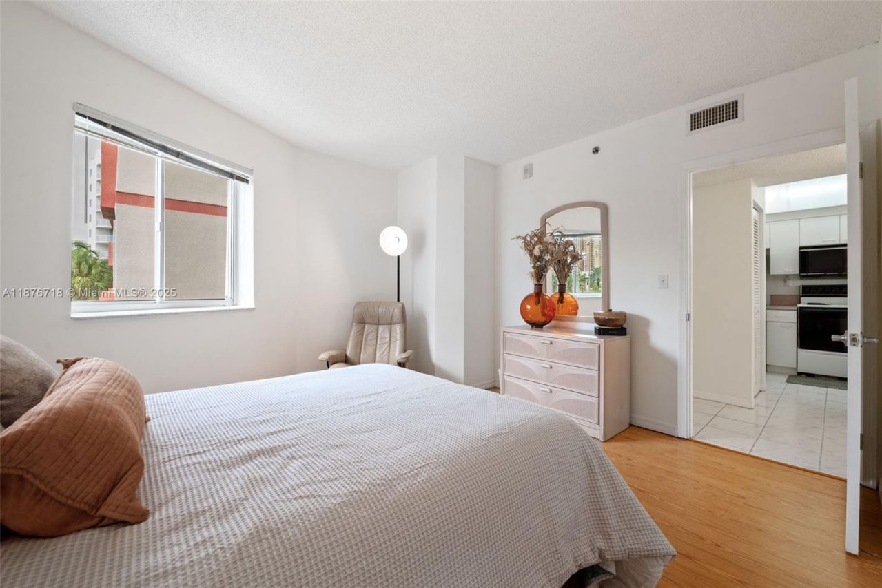 18260 N Bay Rd, Unit 320, Sunny Isles Beach, FL 33160 Photo