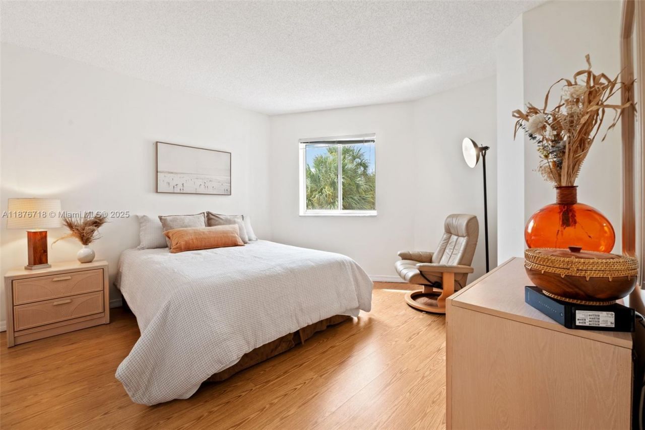 18260 N Bay Rd, Unit 320, Sunny Isles Beach, FL 33160 Photo